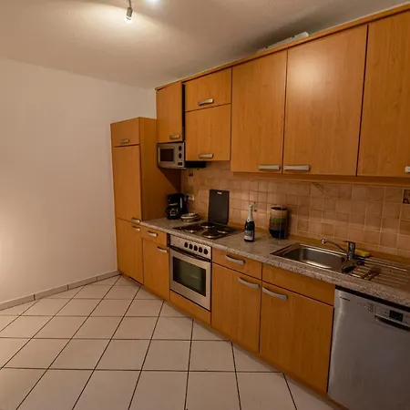 105 M2 Arbeiterwohnung Mit 2 Extra Schlafzimmern Fuer 7 Personen *
