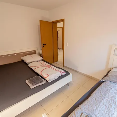 105 M2 Arbeiterwohnung Mit 2 Extra Schlafzimmern Fuer 7 Personen *