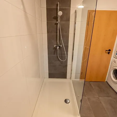 105 M2 Arbeiterwohnung Mit 2 Extra Schlafzimmern Fuer 7 Personen *